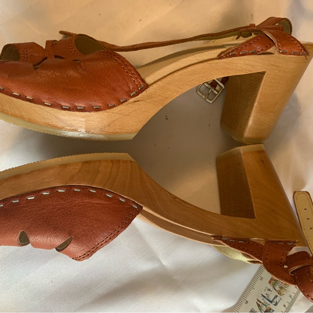 Leather clogs